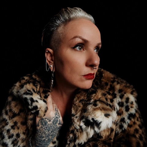 05atrafyr-domina-mit-leopardenmanten